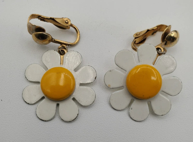 Vtg 1960s Sunflower White Yellow Dangle Clip On Earrings READ Sunflower