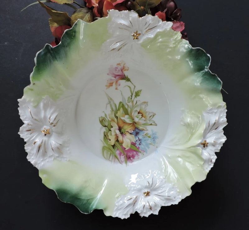 Green and white porcelain bowl with scalloped edge, floral bouquet center, gold accents