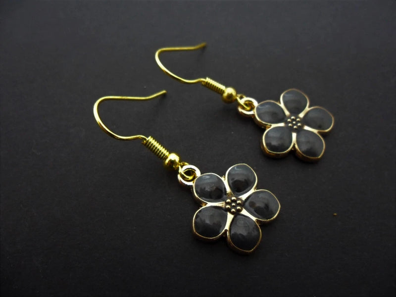 A PAIR PRETTY BLACK ENAMEL DAISY FLOWER THEMED DANGLY EARRINGS. NEW. Daisies