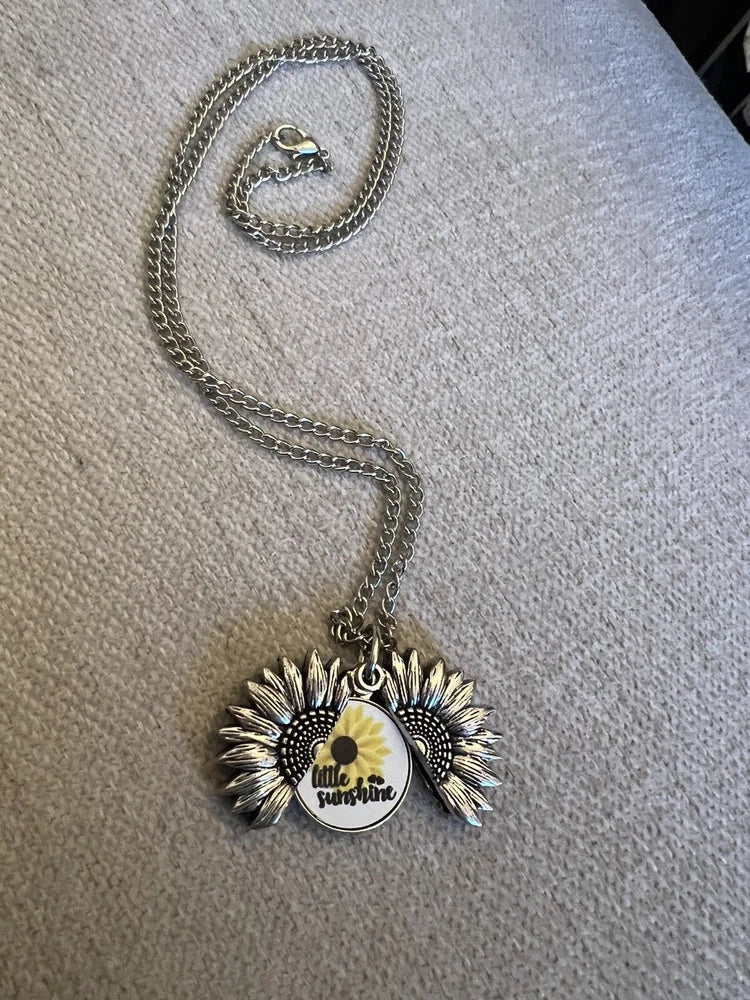 Little Sunshine Motif Sunflower Articulated Silvertone Necklace 12Ó Drop Sunflower