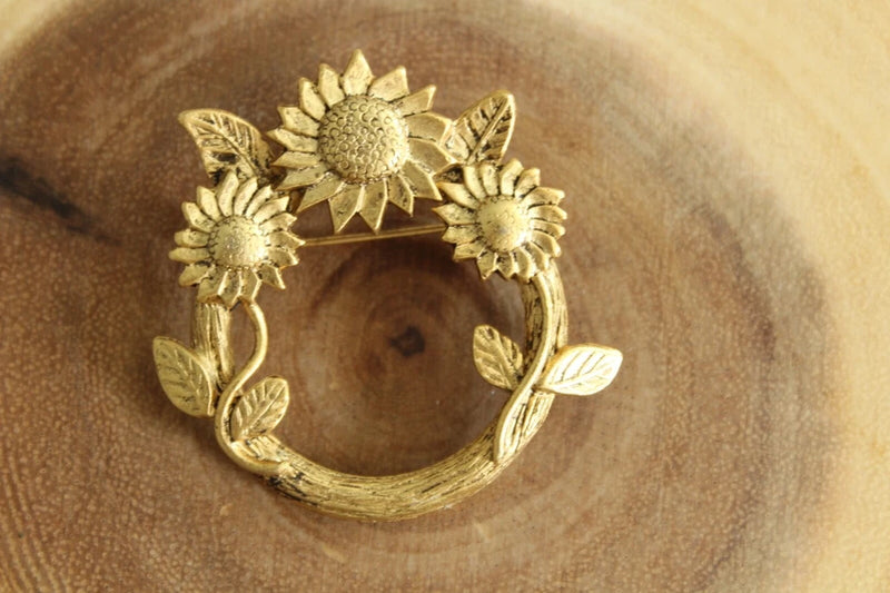 Vintage sunflower wreath brooch in gold tone Sunflower