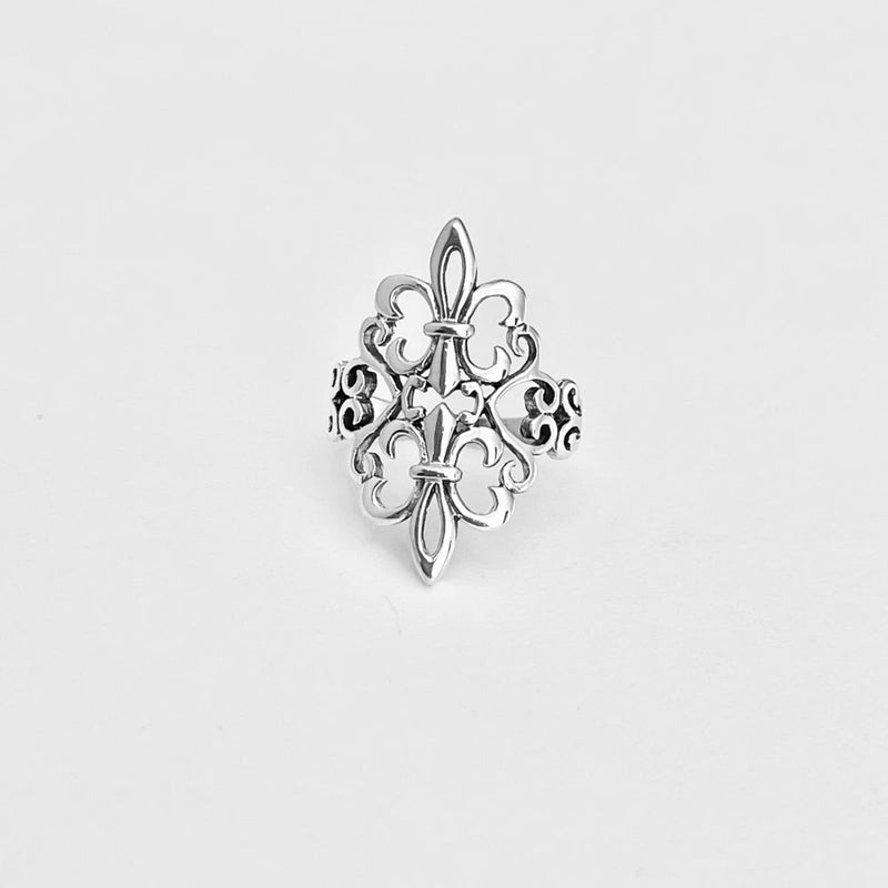 Silver fleur-de-lis statement ring with detailed filigree design