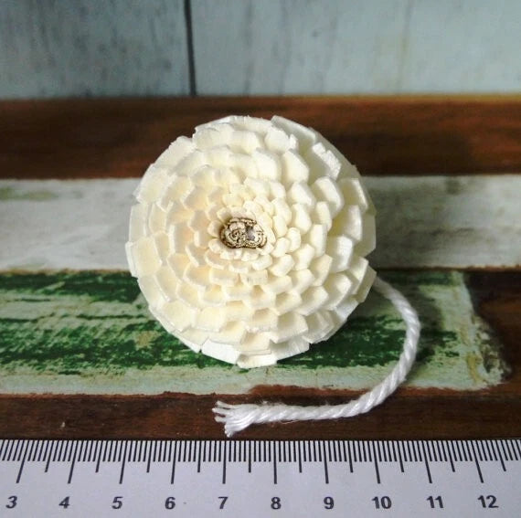 White 5 cm wood diffuser flower with textured petals and cotton rope