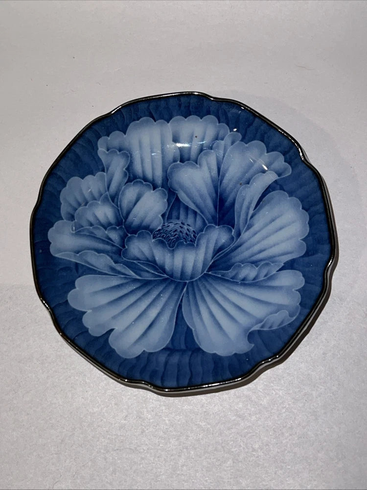 Tetsusaburo Kiln? HandPainted Cobalt Blue & White Lotus/Peony Flower Plate 4.75Ó Peony