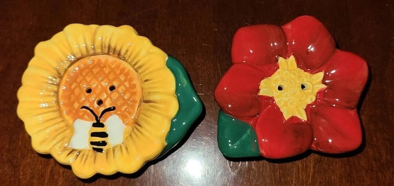 TAG BEE ON SUNFLOWER ROSE FLOWERS SALT & PEPPER SHAKERS CERAMIC HANDPAINTED SET Sunflower