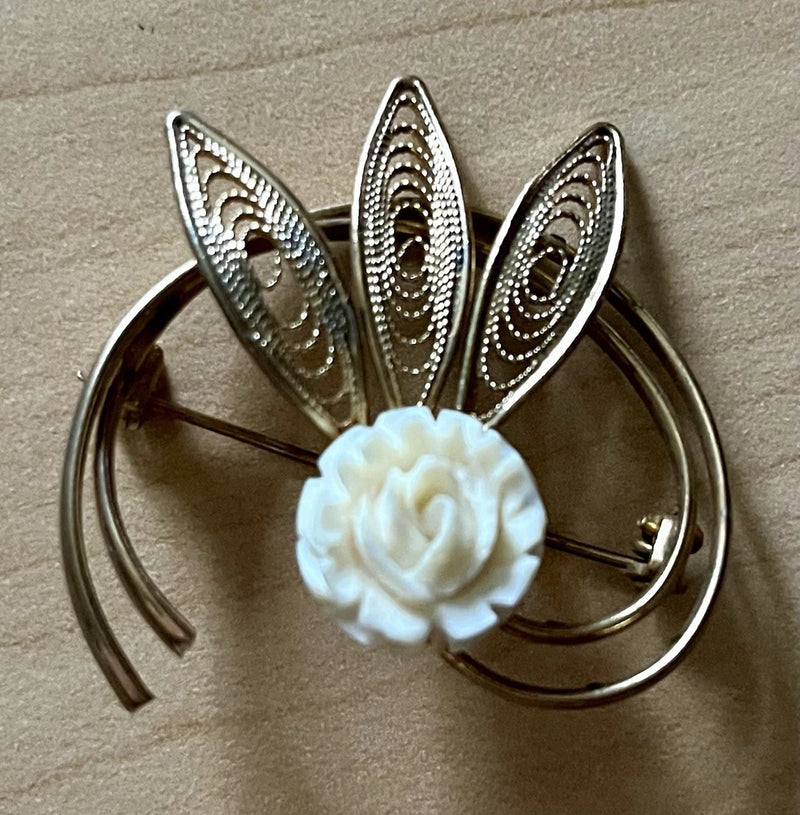 Vintage Gold-Tone Filigree White Carnation Zinnia Swirl Brooch Approx. 2Ó Wide Carnation