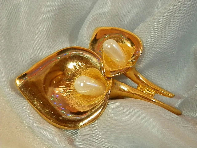 Vintage 80's Peace Lily Faux Pearl Gold Tone Flower Brooch 319s7 Lily
