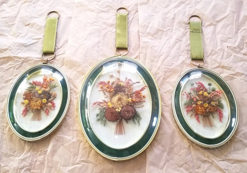 Set of 3 oval glass herbarium frames with dried flowers and green hanging straps