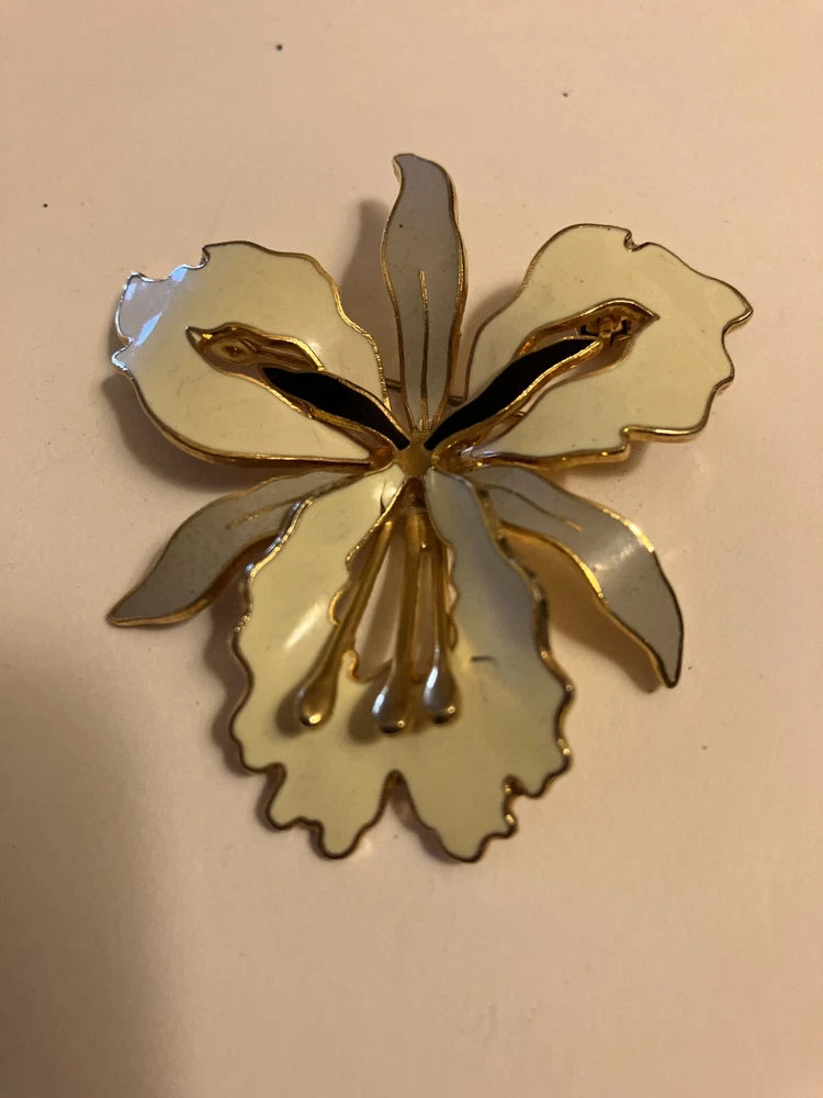 VINTAGE ESTATE WHITE ENAMELED LILY FLOWER BROOCH Lily