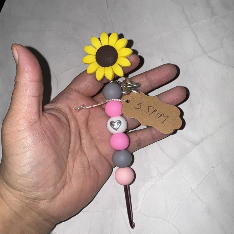 Beaded crochet hook with sunflower charm, size 3.5mm, pink and gray beads