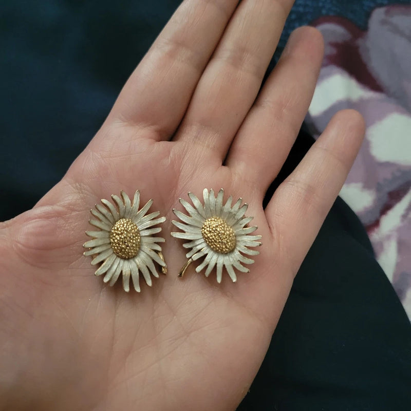 Pastelli sunflower stud earrings with silvertone petals and goldtone center