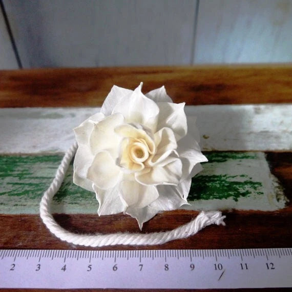 White sola wood diffuser flower with cotton rope, 5 cm diameter