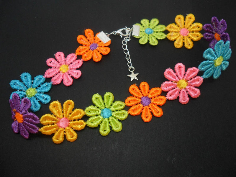A  DAISY FLOWER FESTIVAL CHOKER NECKLACE . CHOICE OF COLOURS. NEW. Daisies