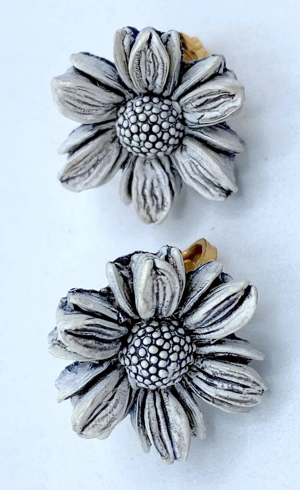 E4-1801 VINTAGE GOLD CLIP ON EARRINGS PAIR .75" FLOWER SUNFLOWER WHITE Sunflower