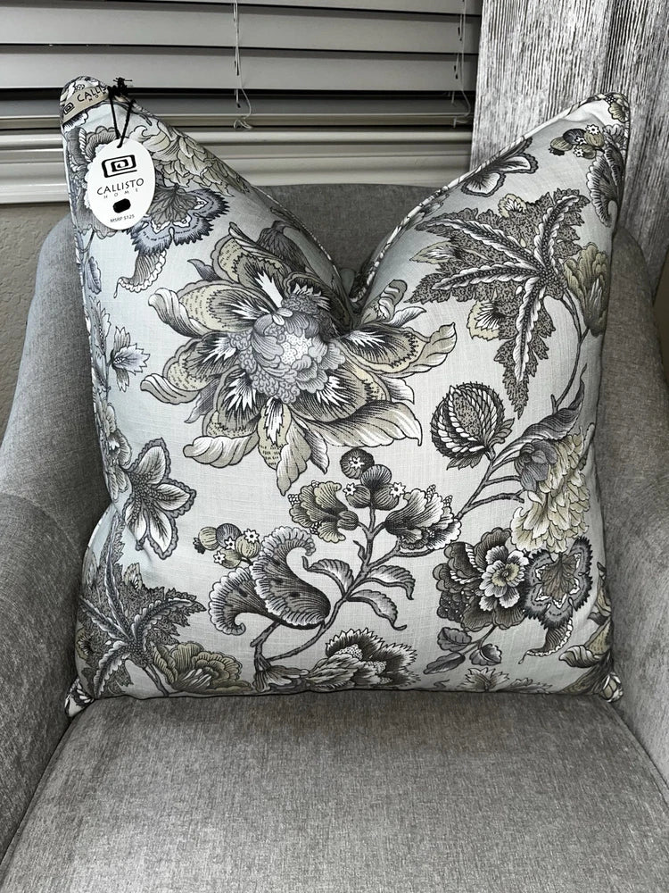 1-NWT CALLISTO HOME LINEN BLEND  JACOBEAN  DESIGN DECORATIVE PILLOW Hydrangea