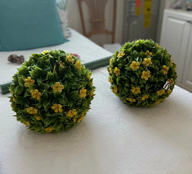 Artificial green topiary ball plants with yellow flowers, set of two, 13 cm