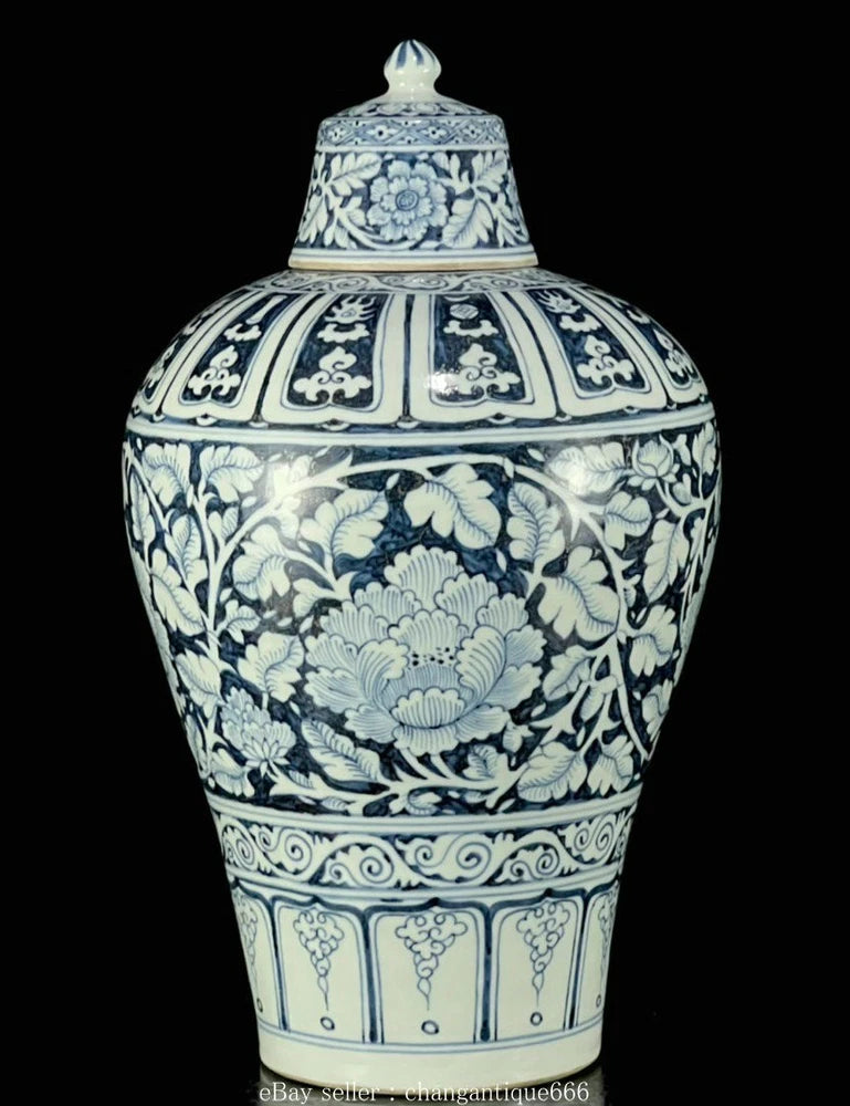 Blue-and-white porcelain peony bottle vase with lid, Ming Hongwu marked floral design