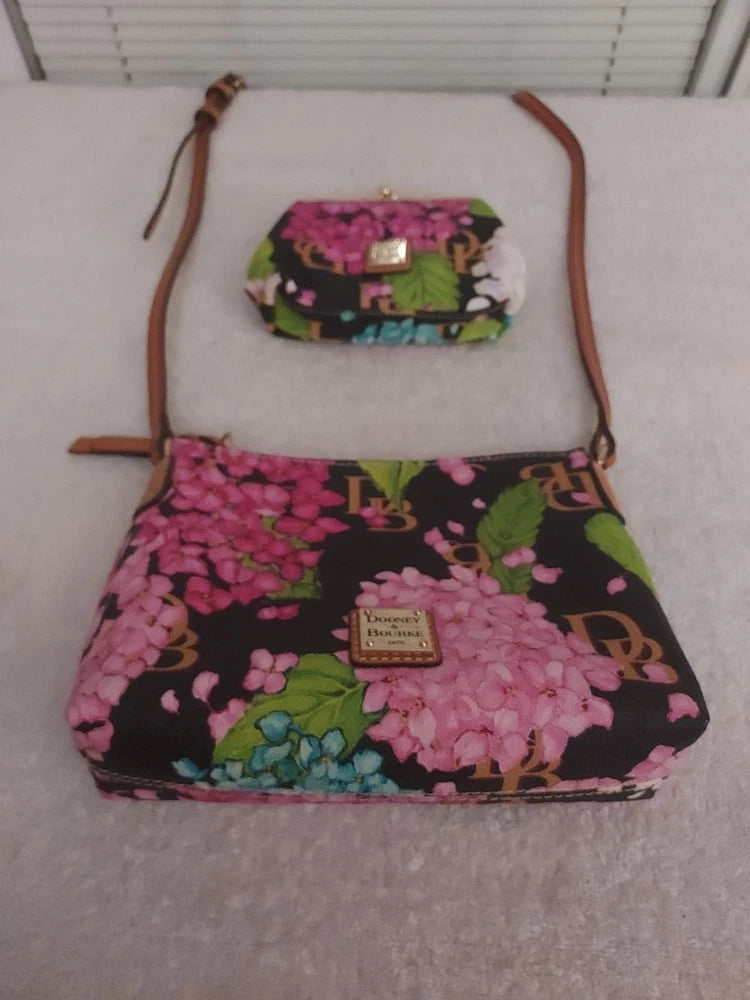 DOONEY  & BOURKE BLACK HYDRANGEA MONOGRAM CROSSBODY SET Hydrangea