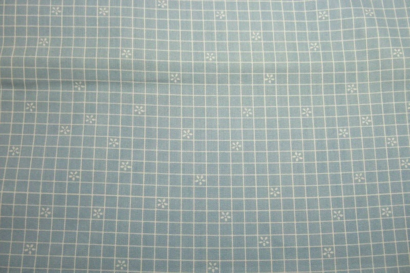 Fabric 100% Cotton FAT QUARTER White Flowers Country Powder Lt Blue Checkered Flowering Plants